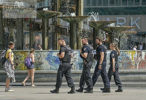 Polizisten  Brunnen der Völkerfreundschaft  Alexanderplatz  Mitte  Berlin  Deutschland  Europa