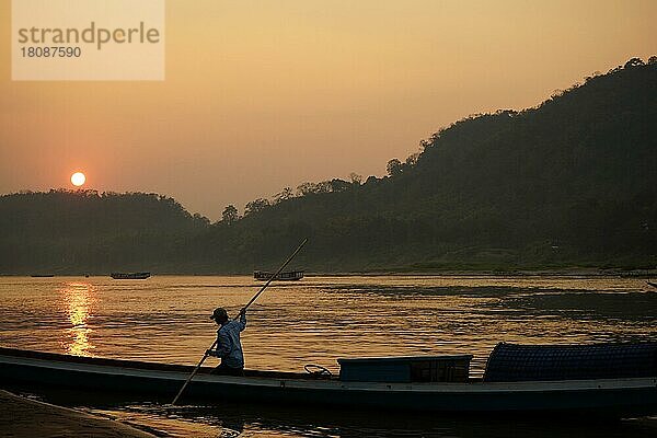 Fischer mit Boot auf dem Mekong  Sonnenuntergang  Mekong  Luang Prabang  Laos  Asien