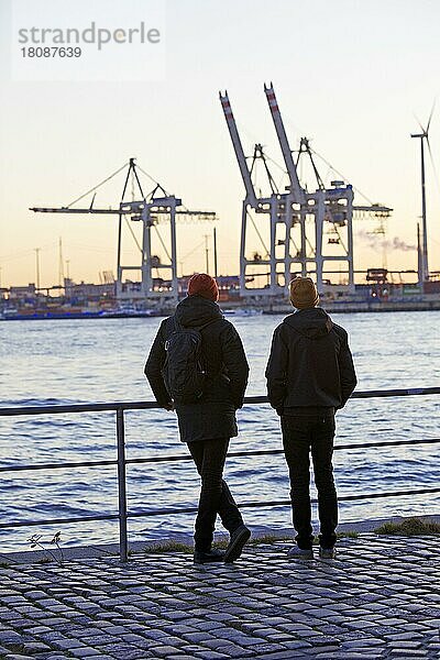 Zwei Menschen vor Verladekränen an der Norderelbe in Altona  Hamburger Hafen  Hamburg  Deutschland  Europa