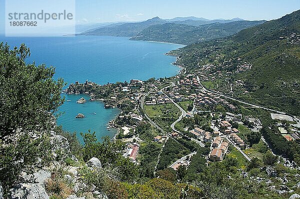 Blick vom Rocca di Cefalu  Burgberg  Kalura  bei Cefalu  Provinz Palermo  Sizilien  Italien  Europa