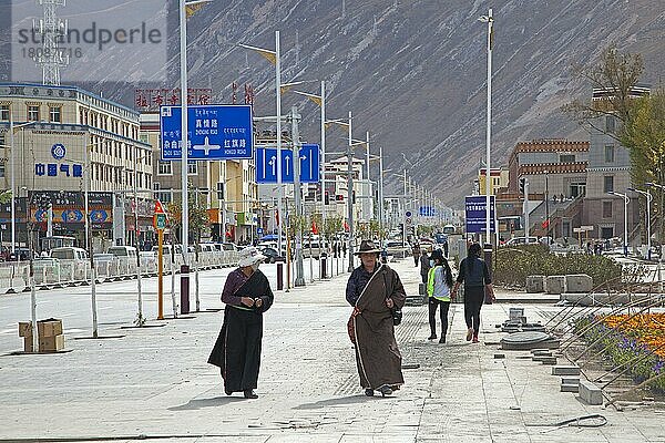Tibetische Frauen in traditioneller Kleidung tragen Masken zum Schutz vor Verschmutzung in der Stadt Yushu  Provinz Qinghai  China  Asien