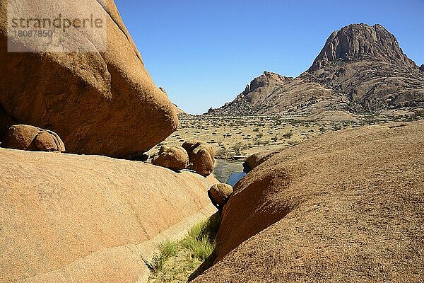 Felsbecken  Granitfelsen  Spitzkoppe  Erongo  Damaraland  Namibia  Afrika