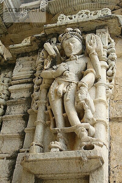 Männerstatue am Sonnen-Tempel  neben Adinatha-Tempel  Jain-Tempel  Ranakpur  Rajasthan  Indien  Asien