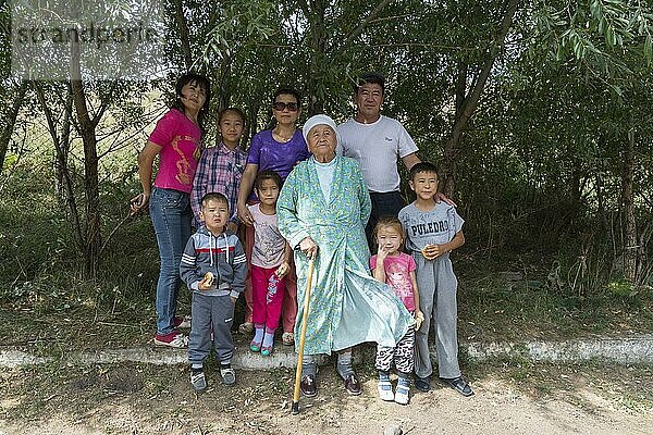 Kasachische Familie mit Kindern und einer älteren Frau  Altyn Emel National Park  Provinz Almaty  Kasachstan  Zentralasien  Nur für redaktionelle Zwecke  Asien