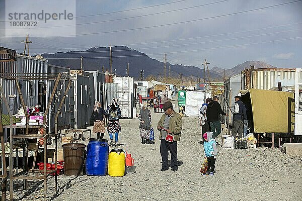 Murghab-Basar mit Ständen in Containern im Bezirk Murghob der Autonomen Region Gorno-Badachschan  Tadschikistan  Asien