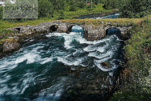 Steinbrücke an der Straße zum Briksdalsbreen  Norwegen  Europa