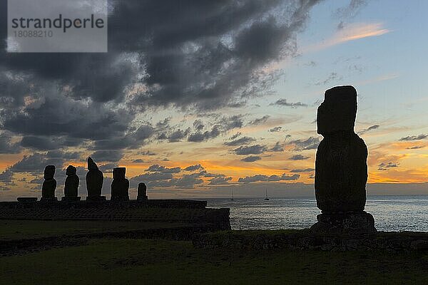 Tahai-Zeremonienkomplex bei Sonnenuntergang  Hanga Roa  Rapa Nui National Park  Osterinsel  Chile  Unesco-Welterbe  Südamerika