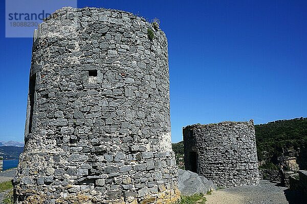 Ruinen von Türmen  ehemalige Mühle und Wachtürme  Porto Venere  Ligurien  Provinz La Spezia  Italienische Riviera  Portovenere  Italien  Europa