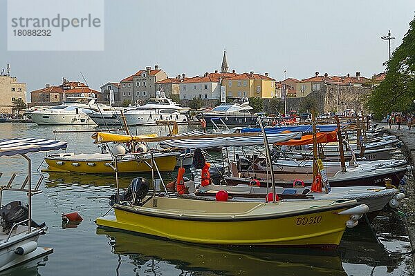 Hafen und Altstadt  Budva  Montenegro  Europa