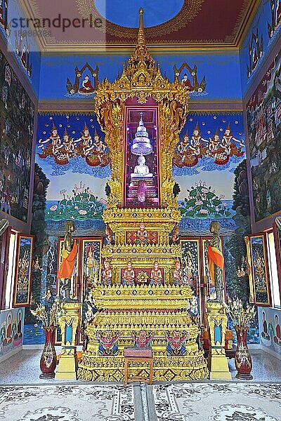 Prachtvoll gestalteter Innenraum  Tempel Wat Khao Rang  Phuket  Thailand  Asien