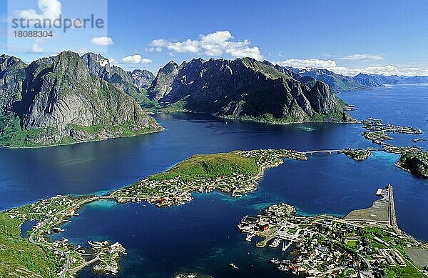 Luftaufnahme des Fischerdorfes Reine  Moskenes  Moskenesøya  Lofoten  Nordland  Norwegen  Europa