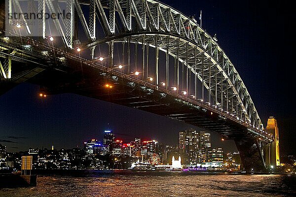 Sydney Harbour Bridge und Blick auf die Skyline der Stadt bei Nacht  New South Wales  Australien  Ozeanien