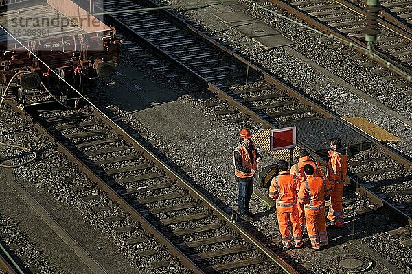 Bahnarbeiter im Gespräch an der Zugbildungsanlage im Stadtteil Vorhalle  Rangierbahnhof  Güterzüge  Hagen  Ruhrgebiet  Nordrhein-Westfalen  Deutschland  Europa
