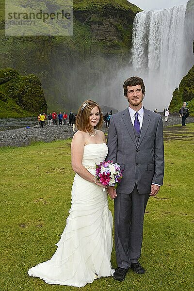 Brautpaar  Wasserfall Skogafoss  Fluss Skoga  Skogar  Island  Europa