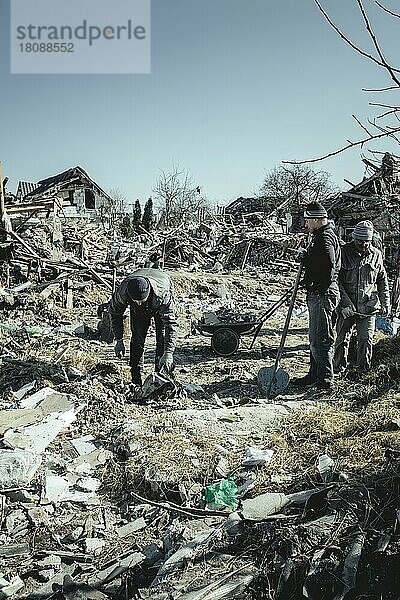 Aufräumarbeiten in den Ruinen des Wohnviertels Bohunia  es wurde in der Nacht von 1. auf 2. März 2022 durch einen russischen Raketenangriff zerstört  bei dem Angriff kamen drei Nachbarn ums Leben  Schytomir  Ukraine  Europa