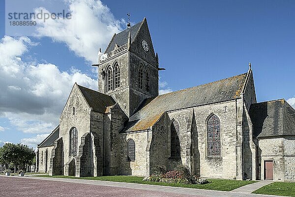 Kirche Sainte-Mère-Église mit Fallschirmdenkmal zu Ehren des Fallschirmjägers John Steele  der während des D-Day auf der Kirchturmspitze gefangen war  Normandie  Frankreich  Europa