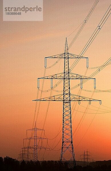Strommasten bei Sonnenaufgang  Nordrhein-Westfalen  Deutschland  Stromleitungsmasten bei Sonnenaufgang  Europa  Morgendämmerung  dawn  Silhouette  Energie  energy  Europa