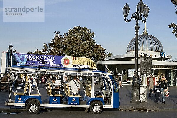 Touristenbus vor Station der Standseilbahn  Funikular  an der Potemkinschen Treppe  Odessa  Ukraine  Europa