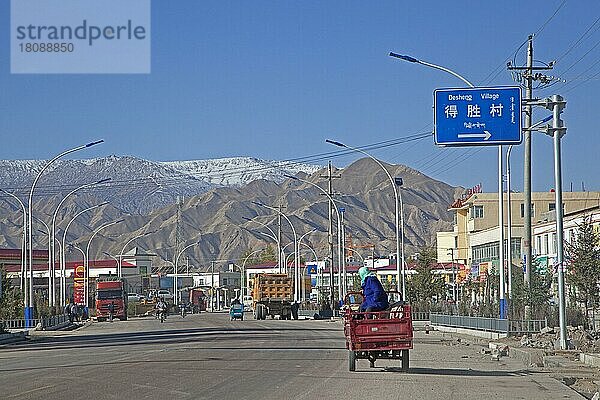 Straße in Xiangride  Provinz Qinghai  China  Asien