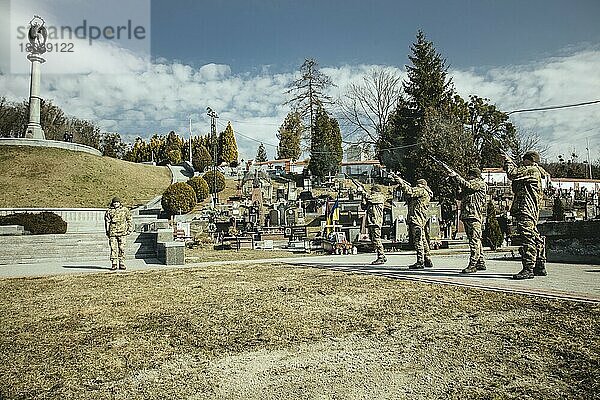 Beisetzung von Oleg Jaschtschischin  Kirilo Wischiwanij  Sergej Melnik und Rostislaw Romantschukauf dem Lychatik-Friedhof  die vier Offiziere kamen zwei Tage vorher in einem Militärlager nahe der Grenze zu Polen in Jaworiw bei einem russischen Raketenangriff um  mindestens 35 Menschen starben  Lwiw  Ukraine  Europa