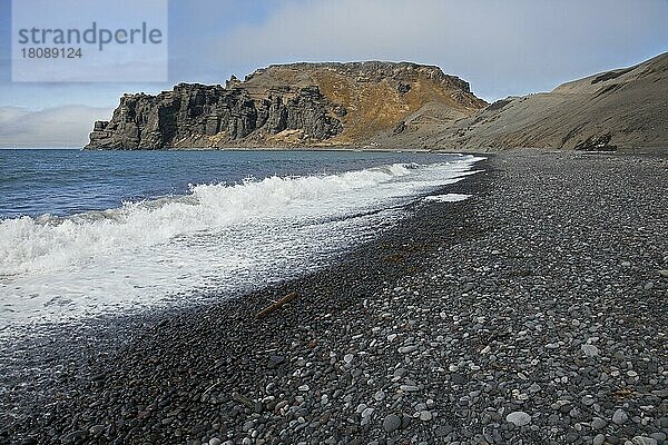 Schwarzer Vulkanstrand auf Jan Mayen  Vulkaninsel im Arktischen Ozean