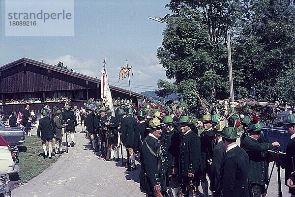 60er  Europa  Feiertag  Festumzug  Festzug  Fronleichnam  Fronleichnamsprozession  historisch  Isarwinkel  Mitteleuropa  oberbayerisch  Oberbayern  Prozession  Reisefotografie  Religion  Sechzigerjahre  Sechziger  Süddeutschland  Tradition  traditionell  Travel  typisch  Tölzer Land  Umzug  Voralp  60er Jahre  1960er  1960er Jahre  Alpenvorland  Bad Tölz  bayerisch  Bayern  bayrisch  Brauch  Brauchtum  BRD  Bundesrepublik  Deutschland  charakteristisch  Christentum  christlich  deutsch  Europa