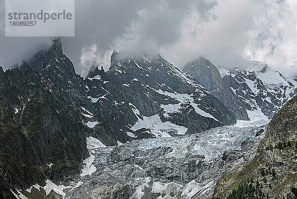 Aiguille Noire de Peuterey  Teil des Peuterey-Grates zum Gipfel des Mont Blanc mit seinem höheren Nachbarn  der Aiguille Blanche de Peuterey vom Val Ferret-Tal aus gesehen  Grajische Alpen  Italien  Europa