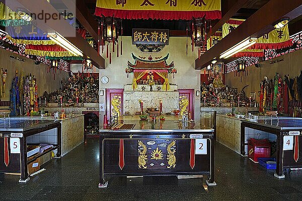 Altar im chinesischen Sam Kong Shrine  Phuket  Thailand  Asien