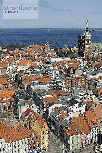 Blick von Marienkirche über Altstadt mit Nikolaikirche  Hafen und Strelasund  Hansestadt Stralsund  Mecklenburg-Vorpommern  Deutschland  Europa