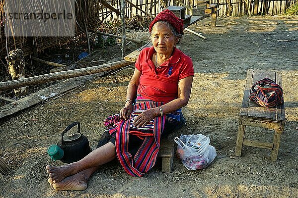 Frau mit Tasche  Khmu  Chom Ong  Chomong  Ban Chom Ong  Oudomxay Provinz  Udomxay Provinz  Laos  Asien