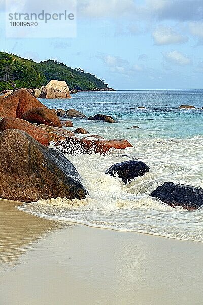 Strand und Felsen des Anse Lazio am Abend  Insel Praslin  Seychellen  Afrika