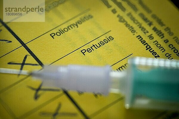 Pertussis  Impfbuch  Symbolfoto Impfung
