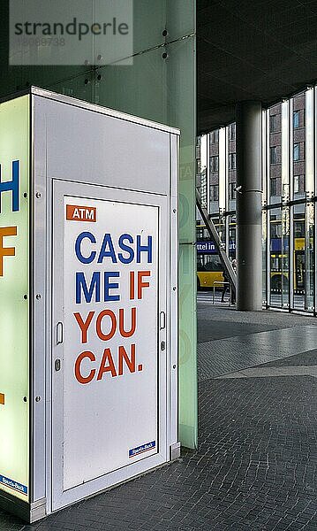 Kabine mit Geldautomat am Potsdamer Platz  Berlin  Deutschland  Europa