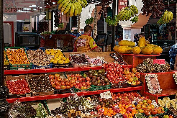 Obst- und GemüseStand  Markthalle  Mercado de Nuestra Señora de África  Santa Cruz de Tenerife  Teneriffa  Kanarische Inseln  Spanien  Europa