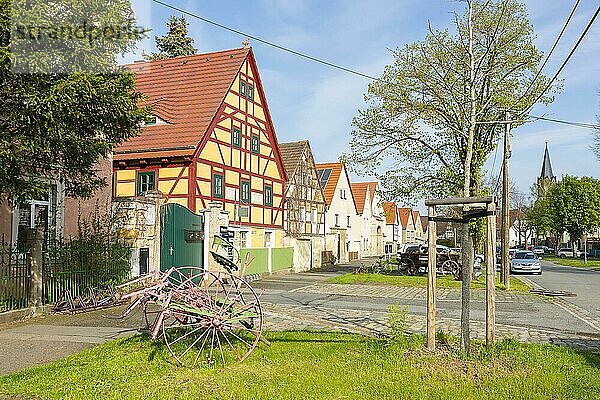 Denkmalgeschützter Dorfkern Altkaditz mit Bauernhöfen  im Hintergrund die Emmauskirche  Dresden  Sachsen  Deutschland  Europa