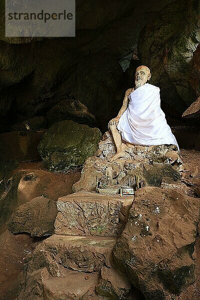 Sitzende Statue eines Mönchs  Höhlentempel Wat Tham Suwan Khuha  Phang Nga  Thailand  Asien