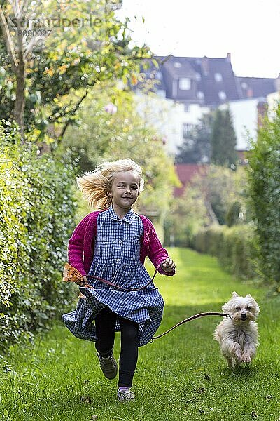 Mädchen (6) mit Hund (Promenadenmischung)  Gassi gehen  Kiel  Deutschland  Europa