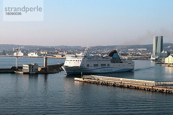 Fähre  Marseille Europort  Port autonome de Marseille  Bassin de la Grande Joilette  CGA-Hochhaus  Marseille  Frankreich  Europa