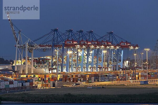 Blick vom Stadtteil Altona zum Walterhofer Hafen abends  Hamburg