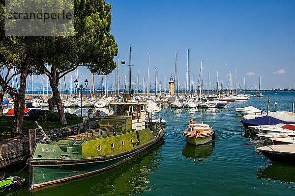 Desenzano del Garda mit schöner Altstadt und Hafen  Gardasee  Italien  Desenzano del Garda  Gardasee  Italien  Europa