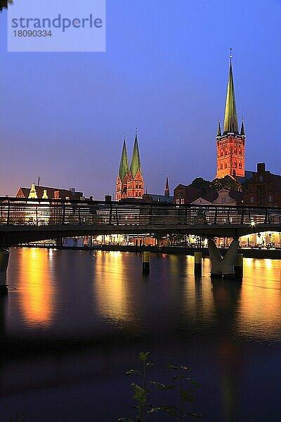 Petrikirche und Marienkirche  Obertrave  Hansestadt Lübeck  Lübecker Bucht  Schleswig-Holstein  Deutschland  Europa