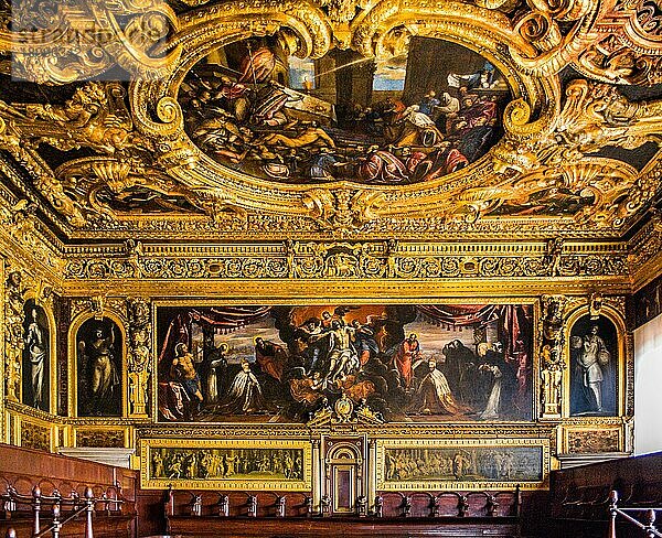 Prächtiger Saal  Dogenpalast mit Arkadenreihen. Palazzo Ducale  Machtzentrum Venedigs  bedeutendste Profanbau der Gotik  Lagunenstadt  Venetien  Italien  Venedig  Venetien  Italien  Europa