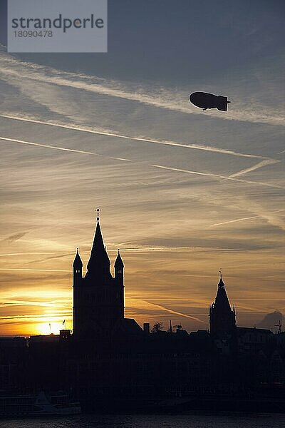 Silhouette  Zeppelin  Altstadt  Köln  Nordrhein-Westfalen  Deutschland  Europa