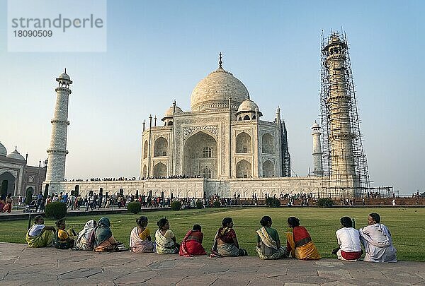 Besucher am Taj Mahal  Agra  Indien  Asien