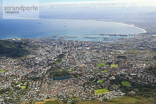 Blick auf Kapstadt  vom Tafelberg  Westkap  Südafrika