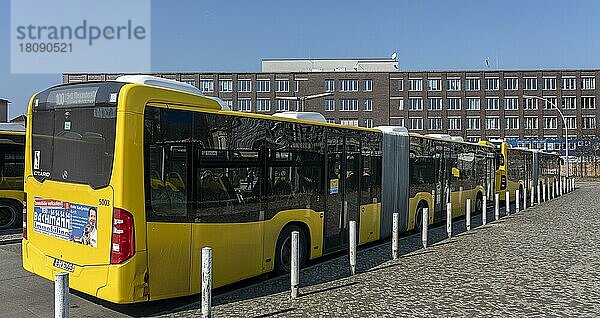 Endhaltestelle für die Busse der Berliner Verkehrsbetriebe am Bahnhof Zoo  Berlin  Deutschland  Europa