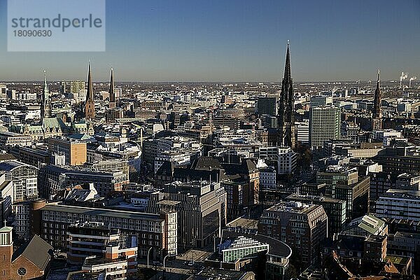 Ausblick von der Hauptkirche St. Michaelis  genannt Michel  auf die Innenstadt mit dem Rathaus  Hamburg  Deutschland  Europa