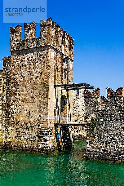 Sirmione mit Skaligerkastell  am südlichen Gardasee  Italien  Sirmione  Gardasee  Italien  Europa