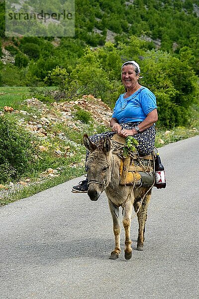 Frau auf Hausesel  Nationalpark Prespa  Albanien  Europa