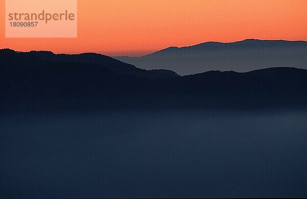 Berner Oberland in der Abenddämmerung  Niehorn (Dämmerung) (Silhouette) (Dunst) (Stimmung) (Europa) (Landschaften) (landscapes) (Gebirge) (Berge) (mountas) (Querformat) (horizontal)  Blick vom Niederhorn  Schweiz  Europa